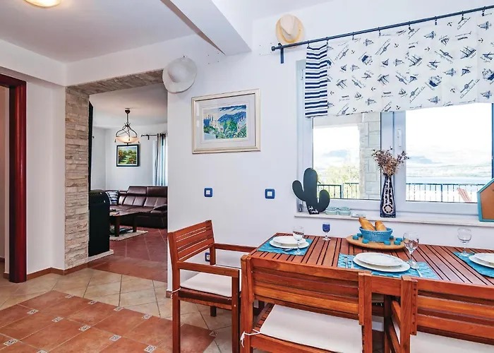 Casa de Férias Three-bedroom In Novigrad
