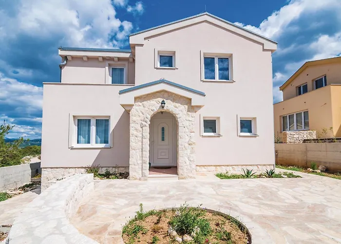 Casa de Férias Three-bedroom In Novigrad