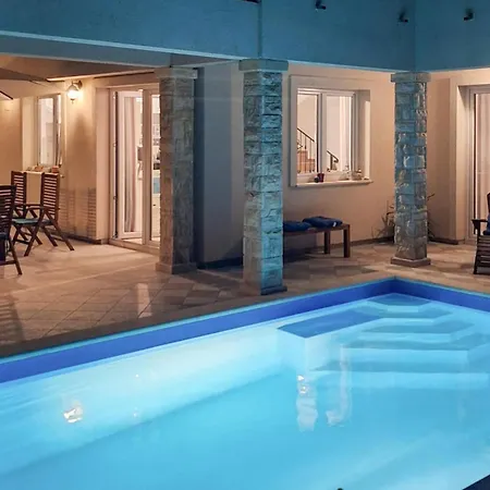 Three-bedroom In Novigrad *