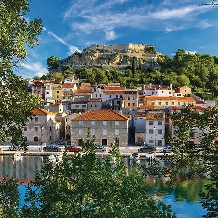 Vakantiehuis Three-bedroom In Novigrad