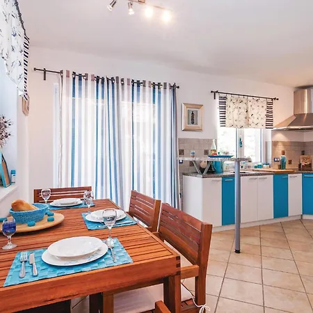 Three-bedroom In Novigrad Tatil Evi *