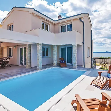 Three-bedroom In Novigrad 诺维格勒达尔马提亚