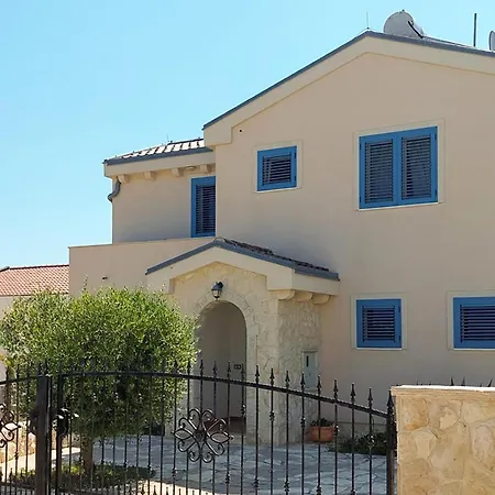Three-bedroom In Novigrad 度假居 *